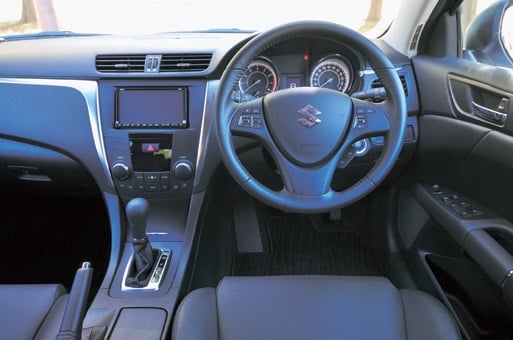 ハンドルには、CVTのパドルシフトに加え、オーディオやクルコンのスイッチが装着され、運転中の負担を軽減