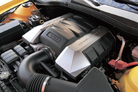 カマロSS RSには、6.2LのV8エンジンが搭載される。405psを発揮するOHVエンジンというのがなんともアメ車らしい。これに6ATが組み合わされる