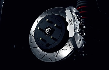 STIがチューニングしたブレンボ製のモノブロック対向キャリパー&ローター。フロント(右)は6ポッド、リアは4ポッドでシルバー塗装となる