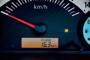 CVT仕様は、約2時間の一般市街地の走行で45km走って、燃費計の示した数字は16.3km／Lだった。4AT車は15.0km／Lだったので、やはり好燃費