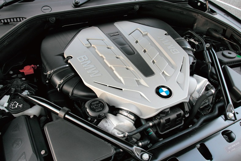 先に7シリーズに投入された407psの4.4L、V8を550iに採用する