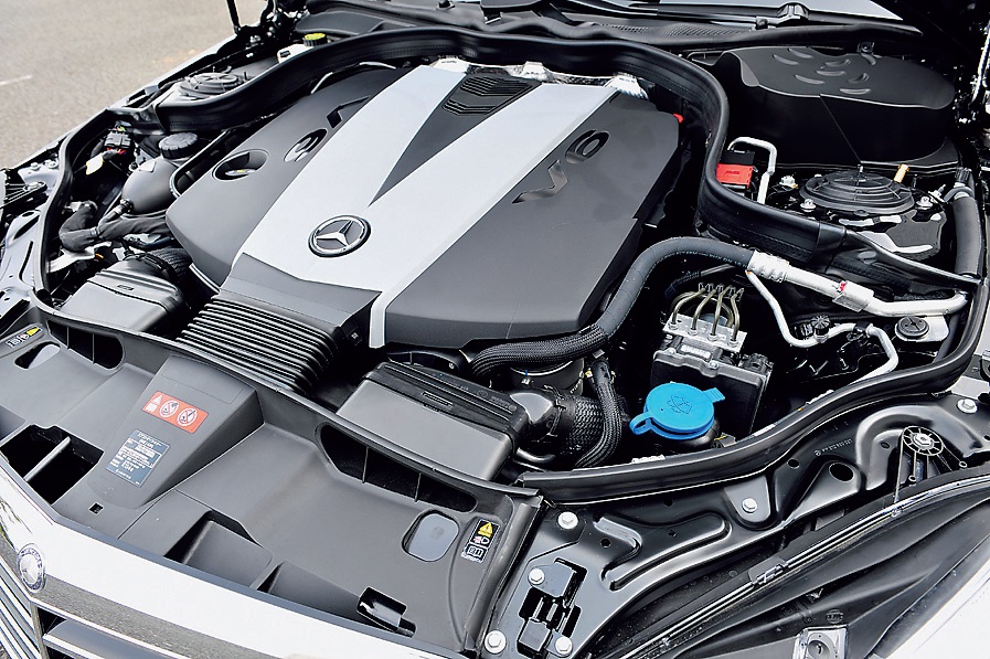 ポスト新長期規制、ユーロ6適合の3L V6ターボエンジンは最高出力＝211ps／3400rpm 最大トルク＝55.1kgm／1600～2400rpm 10・15モード燃費＝13.4km／L