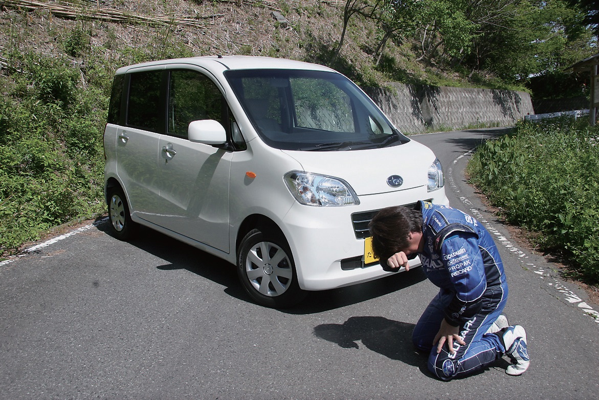 タントエクゼとの違いはエンブレムだけ。せめて足回りをスバル独自にチューニングするとか、エグゼとエグゼカスタムくらいの外観の差別化をしてほしかった