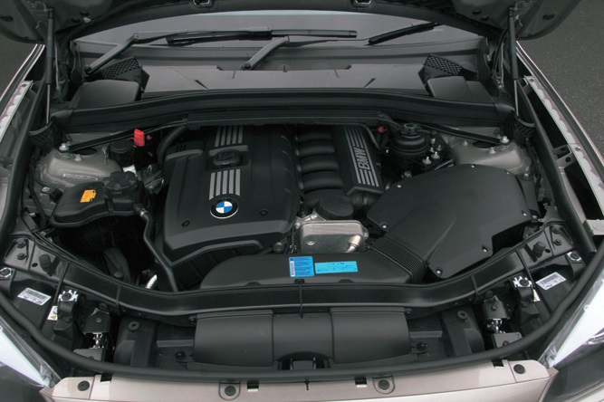 エンジンは3L、直6と2L、直4を採用。写真の3L、直6は218ps/28.6kgmを発生する