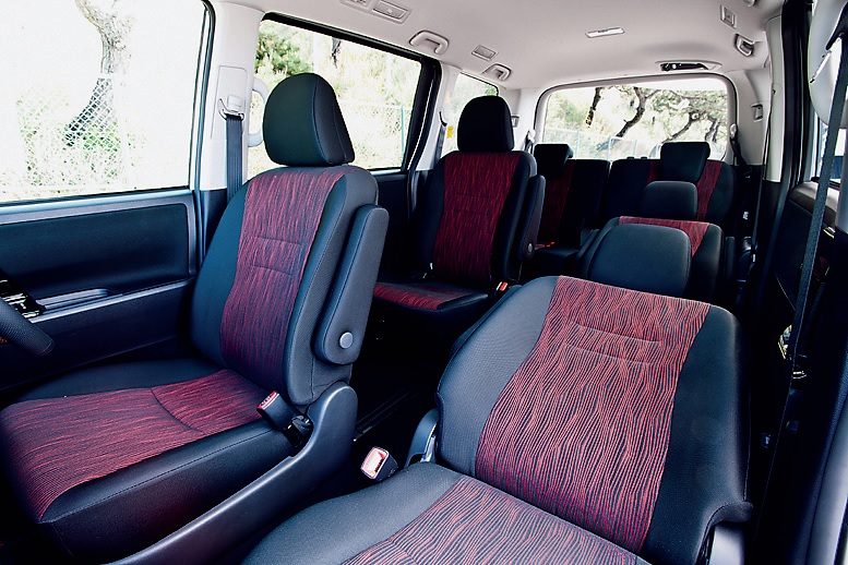 黒と赤で統一されたG’sのインテリアは仕上がりも上々。専用シートや各部のピアノブラック加飾がプレミアムな印象を与える。大人のモデファイカーだ