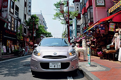 見切りがよくて安心感あり 運転しやすいのはボンネットフードやフェンダーが見えるから。特に路肩に寄せるような状況でとり回しやすい。ラチェット式のシートリフターやチルトステアリングは全車標準装備だから小柄な女性でも安心だ。ちなみに最小回転半径は4.5mでロック・トゥ・ロックは3.5回転。ギア比は遅めで慌てずに操作できる