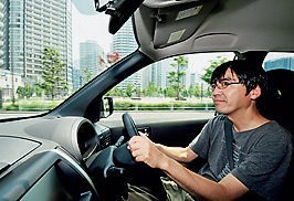 車内ではまったく気にならない 車外ではチカチカというディーゼルエンジン特有の音が聞こえるものの、車内に入れば耳障りな音はいっさい聞こえない。アイドリング時に室内で計測した、騒音は48dB、100km/h巡航時は66dBと数字も高い静粛性をもの語る