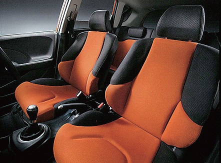RS：RS専用のブラック×オレンジのシートは圧巻！ 見ているだけで元気になる。