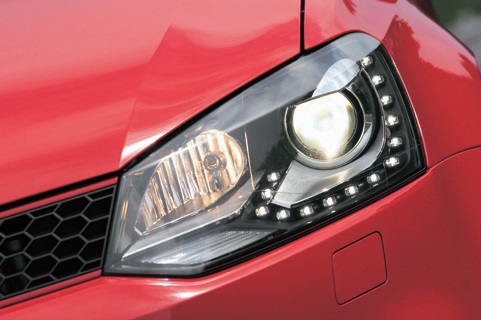 LEDポジションランプ付きのバイキセノンライトはオプションとなっている(12万6000円)