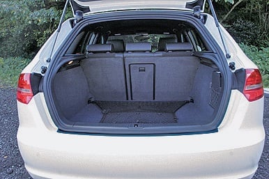 アウディA3スポーツバック1.8TFSI:容量は880L(5名)/1025L(2名)。3車で一番の広さ、使い勝手を誇る