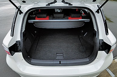 レクサスCT200h:容量は375L(5名)/960L(2名)。唯一9.5インチのゴルフバックが横積み可能