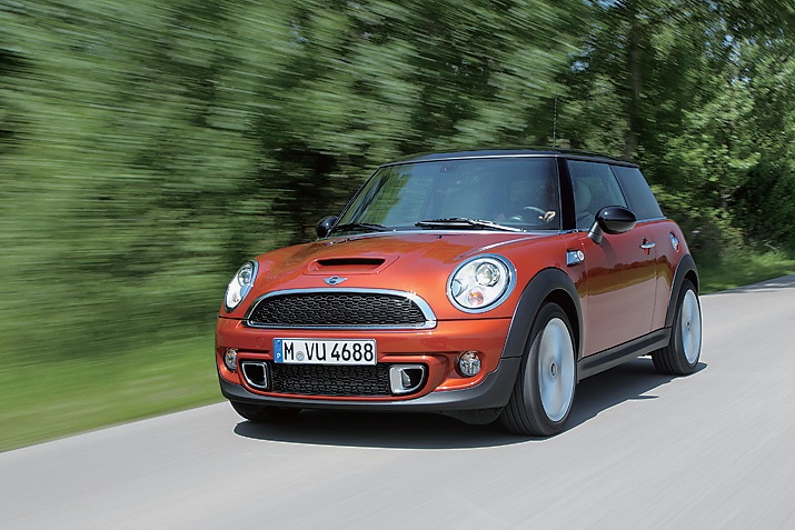ライバルはMINIのクーパーSだ MINIのクーパーSに搭載される1.6Lターボは184ps/24.5kgmのスペックで6ATが310万円。趣味性の高さといいライバルだ。燃費は15.6km/Lとジュークを上回る
