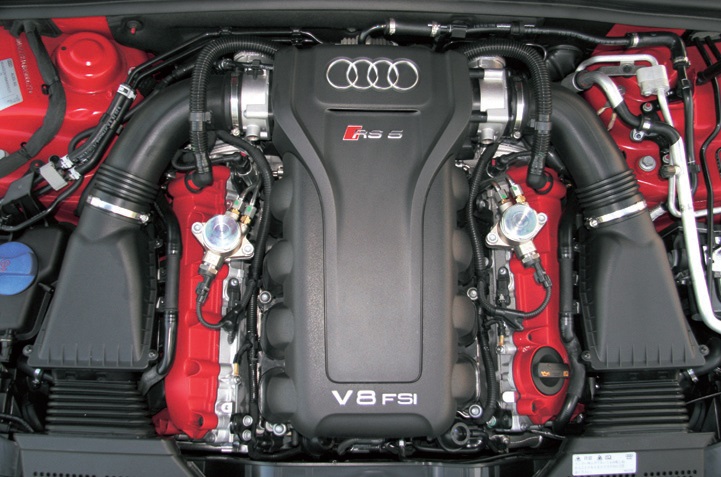 搭載するエンジンは、4.2Lの直噴V8エンジンで、最高出力450psを8250回転で発生する
