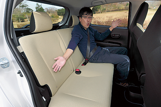 Vitz:1.3Fスマートストップパッケージ135万円(10・15モード燃費26.5km/L)旧型よりも後席は広くなって膝まわりの広さは互角。ラゲッジは荷室長1630×荷室幅1005×荷室高865mm