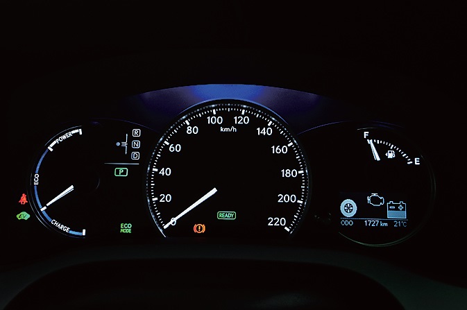 ノーマル／ECO／EVドライブモード時のブルー照明。左側はHVシステムインジケーター
