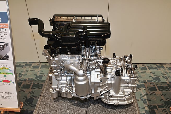 全車CVT採用：旧型にも搭載される3気筒KFエンジンをベースに電制スロットル、i-EGRシステムなどを採用し、燃費の向上を図っている