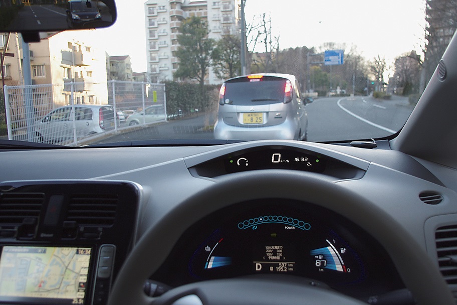 どちらも2名乗車で往復約22kmの道のりでテスト。注目度は抜群で、道行く人が振り返る。これがなかなか快感であった。町田市には急速充電施設が多く、安心してEVが購入できる地域でもある