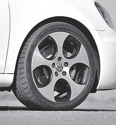 取材車の225/40R18タイヤと7.5J×18インチのアルミホイールとアダプティブシャシーコントロールDCCは21万円のセットオプション。コンソール下にあるスイッチでコンフォート、スポーツに切り替えることができる(通常はノーマルモード)