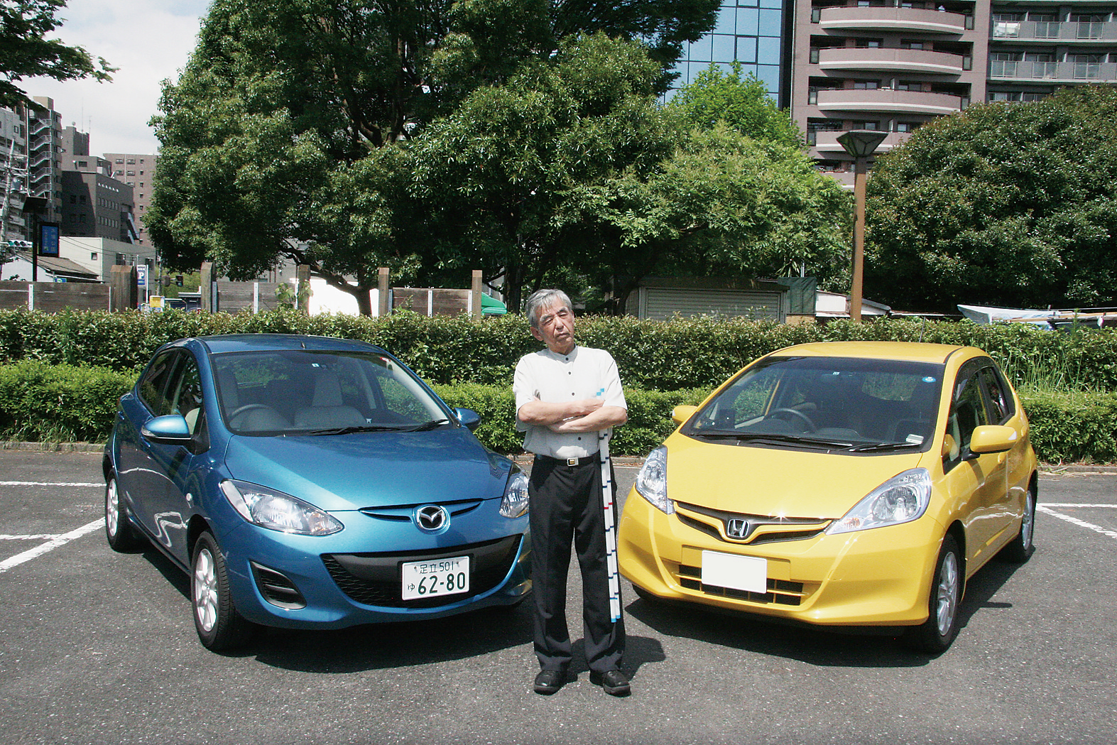 デミオSKYACTIV 価格=140万円エンジン=1.3L直4、84ps/11.4kgm10・15モード燃費=30.0km/LJCO8モード燃費=25.0km/L フィットハイブリッド 価格=159万~210万円エンジン=1.3L直4、88ps/12.3kgm モーター=14ps/8.0kgm 10・15モード燃費=30.0km/L JC08モード燃費=26.0km/L