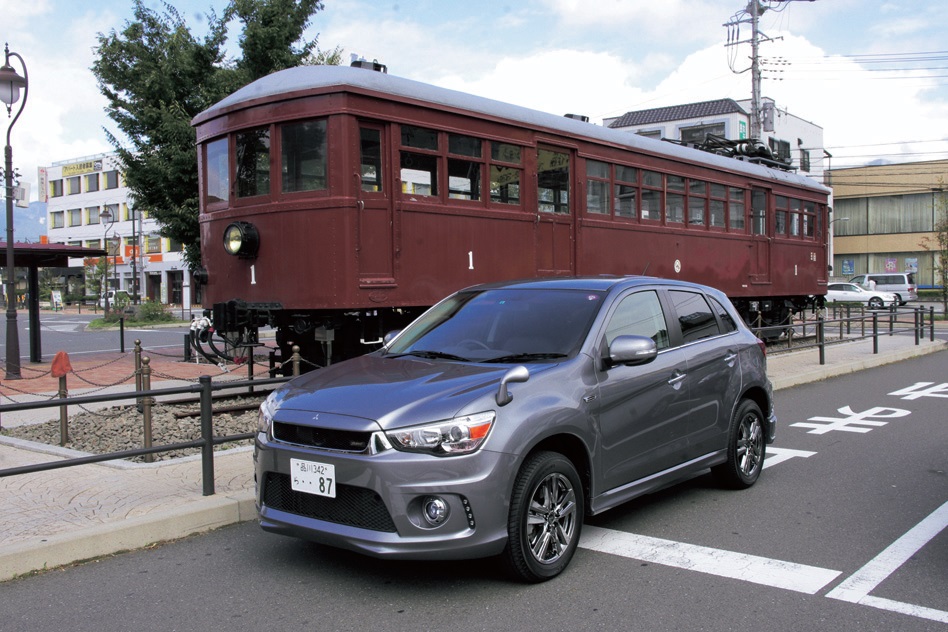 富士急行線河口湖駅前で記念撮影。RVRローデストは街中の使い勝手もいいぞ