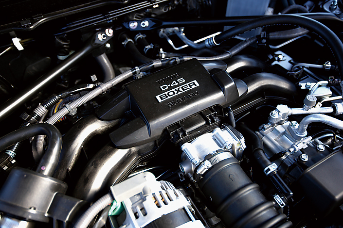 2L、フラット4エンジンは200ps/20.9kgmで10・15モード燃費は12.4km/L。中低速を重視