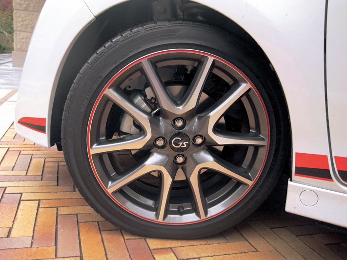 レッドラインが入った205/45R17タイヤ&7J×17G’s専用タイヤ(ポテンザRE050)は4本で1万7850円のメーカーオプション