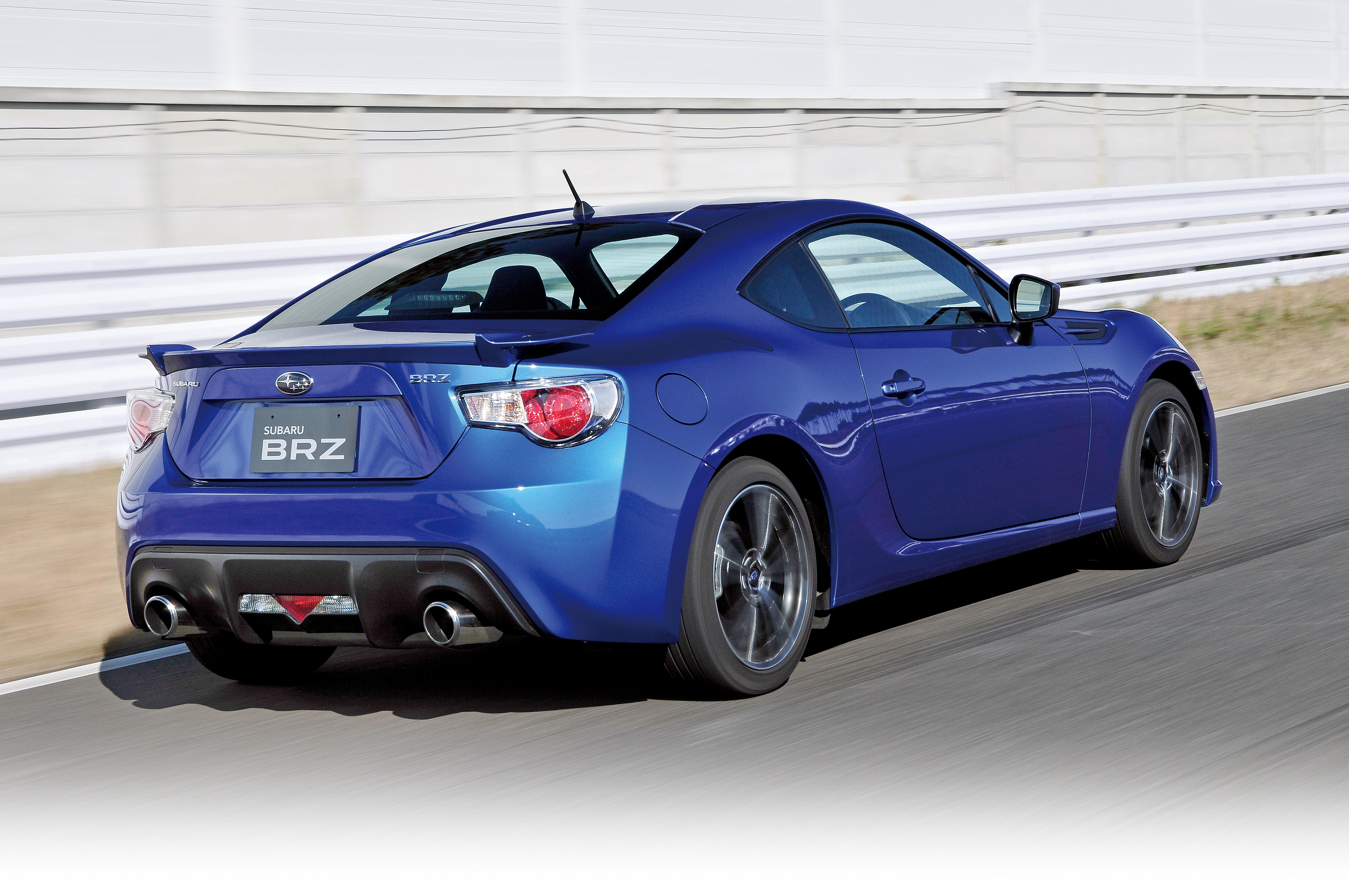 BRZをドライブすると、クルマをコントロールする楽しさを再確認することができる。グリップ走行、テールを流してのドリフトも自在。
