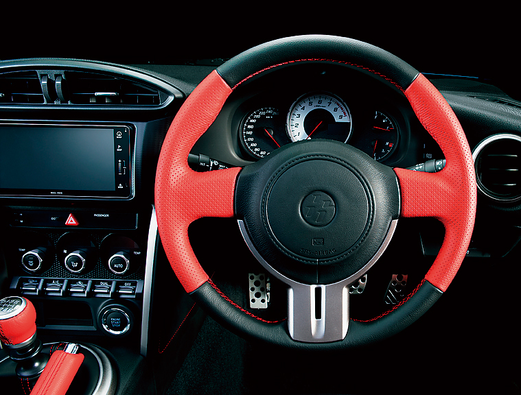 インテリアの違いは? BRZ:センターにタコメーター、その左に260km/hスケールのスピードメーターを配置しているのは両車共通。