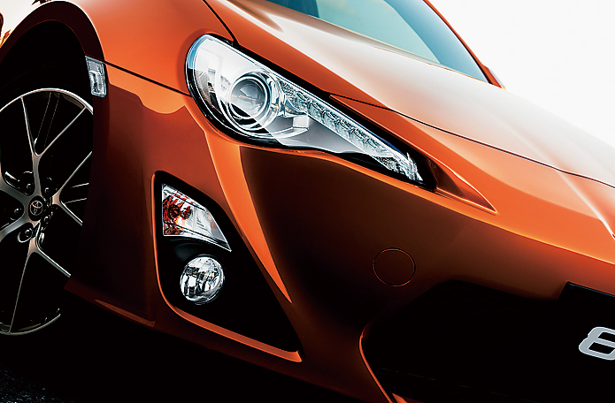 ヘッドライト&切れ込み&フォグが違う! BRZ:ヘッドライト形状は同じだが、内部ではポジションランプ、ウインカーの配置が違う。ハチロクはウインカーをフォグとともにバンパーに埋め込んでいる。
