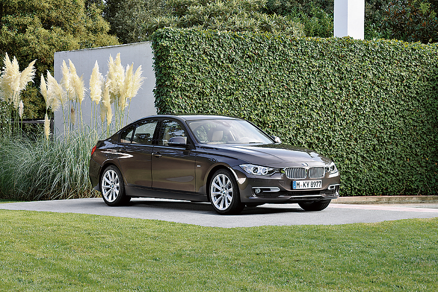 BMW328i Modern:現代的なデザインセンスのModern。パネルにはパールグロスやファインラインピュアテクスチャーウッド、ブラッシュドアルミトリムなどモダンで、マルチファンクションステアリングやインパネ上部、メーターパネルにはダークオイスター仕上げで上質さを演出。キドニーグリルはクローム、Modern専用のフロントエプロンとリアスカートを装備。足元は8×18インチのタービンホイール、225/45 R18タイヤ 586万円