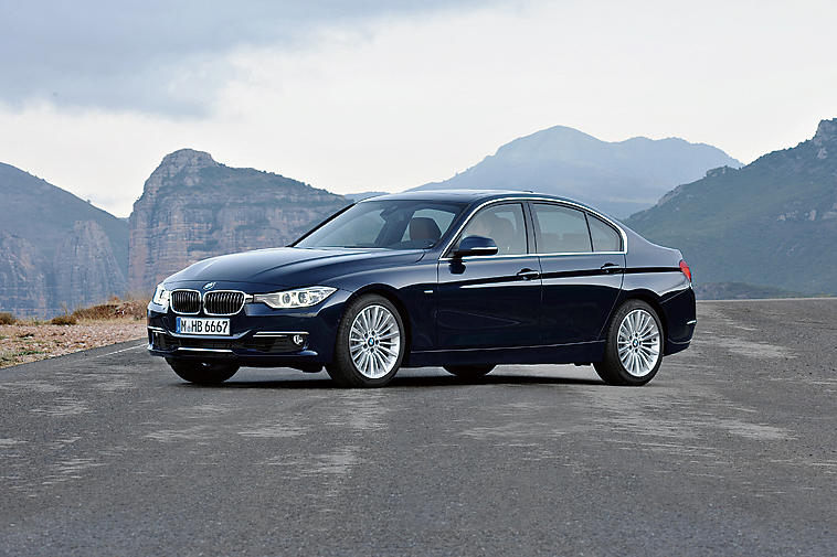 BMW328i Luxury:全体的にエレガントな雰囲気でまとめられているLuxury。アンバーのクロスシートが標準装備だがオプションでサドルブラウン/ヴィネトベージュ/ブラックのダコタレザーが選べる。エアコンとオーディオシステムのコントロールパネル周囲にはクローム仕上げのフレームと奢られている。エクステリアではクロームのキドニーグリル、Luxury専用のフロントエプロンとリアスカート、8×18、225/45 R18タイヤを装備 586万円