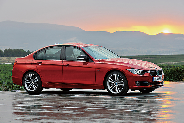 BMW328i Sport:Sportはエクステリアではブラックアウト/クローム仕上げのキドニーグリル、専用のフロントエプロン、8×18インチ+225/45 R18タイヤを装備。インテリアはグレーのステッチとアクセントをあしらったトラッククロスのスポーツシート、レッドステッチが入ったマルチファンクションスポーツレザーステアリング、レッドのリングとスケールが付いたスピードメーターとタコメーターを採用しスポーツムード満点 586万円