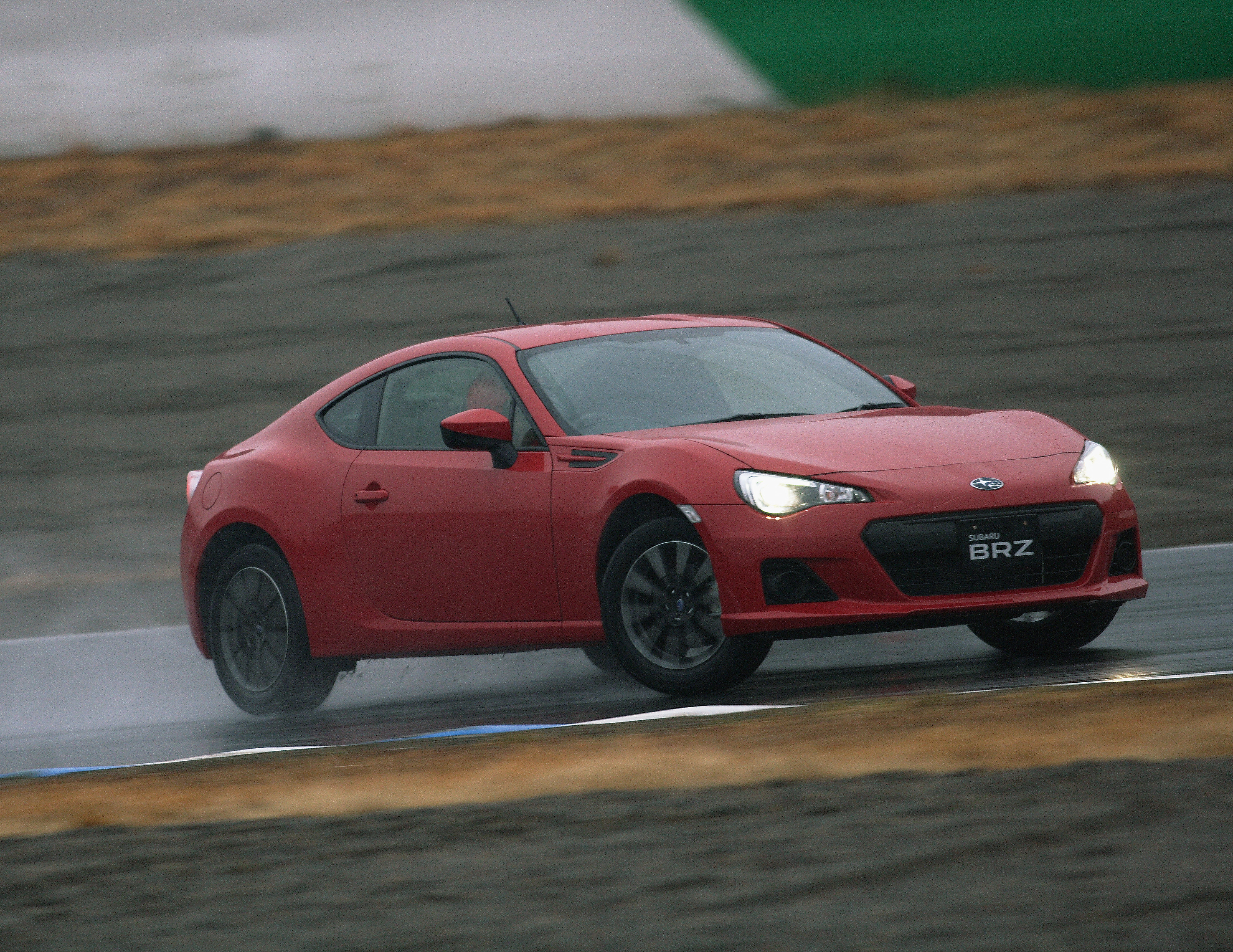 ツインリンクもてぎの本コースにて雨天の全開アタックを敢行。トヨタ86とBRZの違いは足回りのバネレート。BRZは86に対してフロントのバネレートがやや高く、リアはやや低い