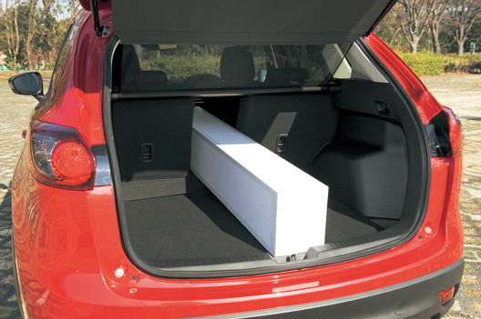 CX-5のリアシートは4-2-4の独立可倒タイプだから、このとおり長尺モノも積載可。リアシートはラゲッジサイドにあるレバーで簡単収納できる