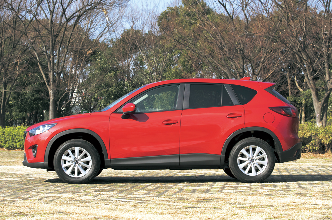 CX-5は前傾姿勢、張り出した前後フェンダー、なだらかなラインを描くルーフ、傾斜のきついリアゲートなどなど、これまでのSUVにはない躍動感のある魂動デザインを採用
