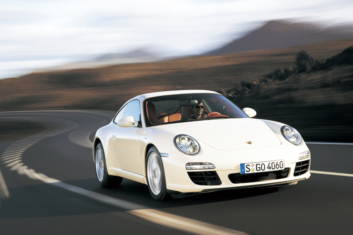 先代911(997後期型):48年におよぶ911の歴史のなかでこれほど白紙からの開発が許されたことはなかったという。ホイールベースが100mm、全長が56mm延長されたが全幅は不変の1808mm。新型が大きく見えるのはフロントトレッドがカレラで46mm、カレラSで52mm拡幅され、より外側にレイアウトされたヘッドライトのため