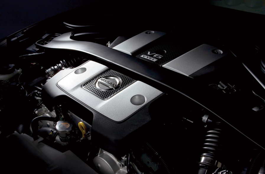 3.7L、V6DOHCのVQ37VHRは、336ps/37.2kgmで変更なし。新規取得のJC08モード燃費は9.0~9.2km/L