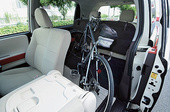 助手席と後席片側をチップアップすれば26インチの自転車もなんの苦もなく積めるのには驚いた。子供のいないカップルも重宝するに違いない