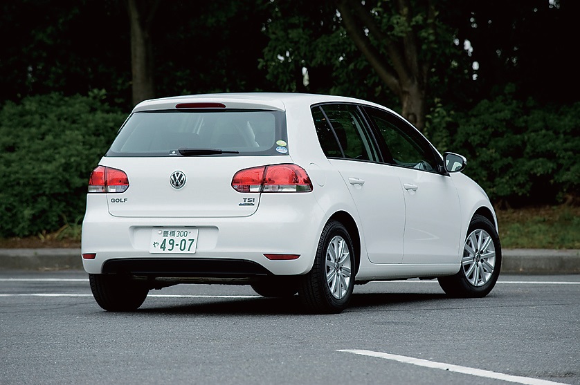 GOLF:(1)リアがストンと落ちたハッチバックらしいスタイル。全幅が1790mmあるためよりワイド感が強調される