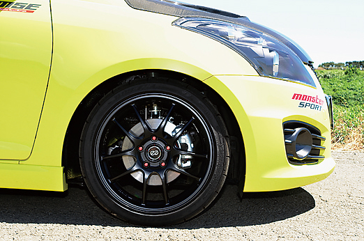 エンケイ製のアルミホイールと215/40 R17のダンロップタイヤ「ディレッツァ」はオプションとして設定されている