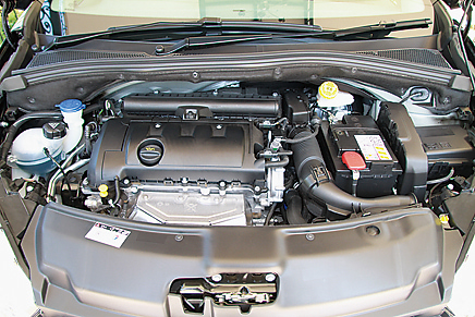 エンジンは1.2Lと1.6L:左は3ドアに搭載される1.2Lの3気筒エンジンで5MTとの組み合わせ。右は5ドアモデルに搭載される1.6Lエンジンで、4ATと組み合わせられる。GTには1.6Lターボ+6MTを搭載