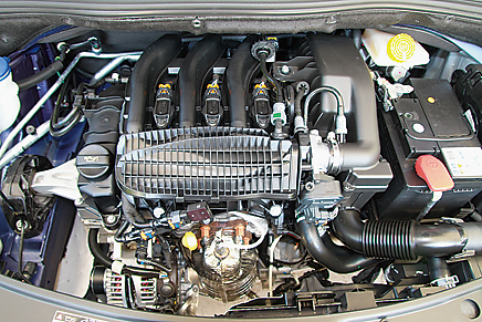 エンジンは1.2Lと1.6L:左は3ドアに搭載される1.2Lの3気筒エンジンで5MTとの組み合わせ。右は5ドアモデルに搭載される1.6Lエンジンで、4ATと組み合わせられる。GTには1.6Lターボ+6MTを搭載