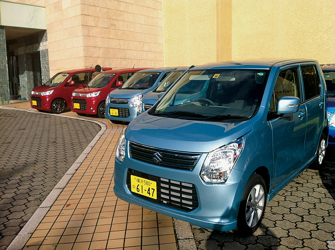 新型ワゴンR、最も「お買い得」グレードは!? 新型ワゴンRの価格は、燃費性能を高めたぶんだけ先代型よりも値上げされた。売れ筋のFXリミテッドで、車両価格は約3万円の上乗せだ。さらにフロントスタビライザーを省き、CDオーディオはオプションに変更。実質的に6万円高まった。スタビライザーの省略は走行安定性に影響するので注意したい。 それでも標準ボディのFXリミテッドは割安。FXにエアロパーツ、アルミホイール、キーレスプッシュスタートなど20万円相当の装備を加え、価格上昇は14万円弱に抑えたからだ。 スティングレーはどうか。ノーマルエンジンのXは、標準ボディFXリミテッドよりも8.4万円高い。装備はディスチャージヘッドランプやフロントスタビライザーを加え、LEDドアミラーウインカーは付かない。差し引きすると、加わった装備は5.5万円相当になる。価格アップは8.4万円だから、約3万円が内外装のデザインを変えた対価だ。 ターボのスティングレーTはXよりも16万円少々高い。ただしパドルシフトやLEDドアミラーウインカーも加わり、ターボ装着の換算額は約10万円になる。動力性能は1.1L並みに高まるから、100cc当たり2万円の一般レートでとらえると9万円相当だ。10万円でターボが付けば釣り合いは取れる。ちなみにノートのスーパーチャージャーは20万円も高い。 結論をいえば新型ワゴンRの買い得度は非常に高く、なかでも標準ボディのFXリミテッドが最も買い得。スティングレーも割高ではなく、ターボのTは登坂路の多い地域のユーザーに推奨したい。