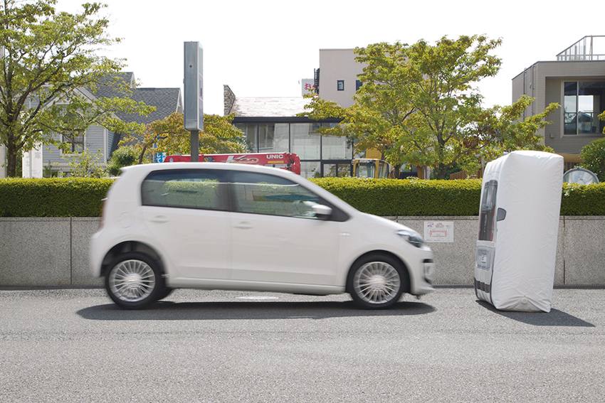 追突回避・軽減ブレーキを全車標準装備 時速約5~30km未満でフロントウィンドウ上部に設置されたレーザーセンサーにより10m前方までの車両などの障害物を検知し、ドライバーが減速しなかった場合に自動的にブレーキをかけ、追突を回避、もしくは追突時の衝撃を軽減