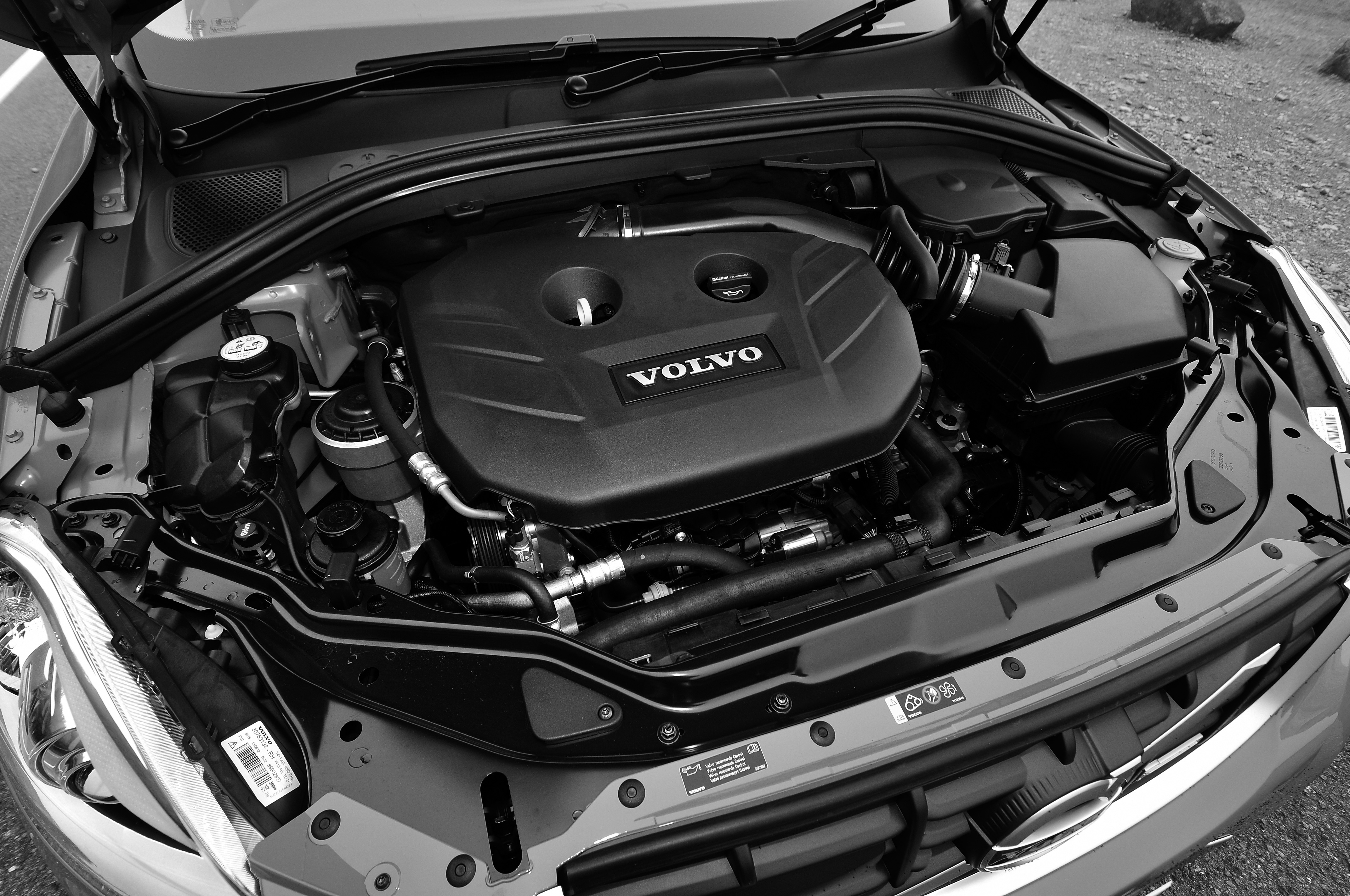 B4 204Tと呼ばれるエンジンは直噴ガソリンターボで、1998cc、240ps/5500rpm、32.6kgm/1800~5000rpm