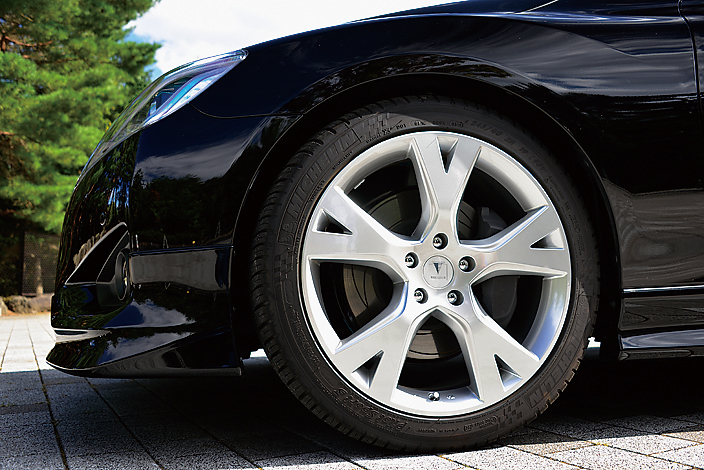 タイヤサイズは245/40ZR19で、ホイールは19×8Jが奢られる。オプションで40万1100円