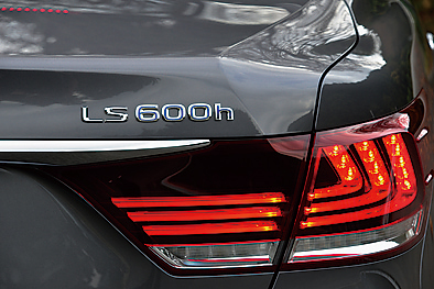 続いてハイブリッドのLS600hにも試乗。ハイブリッドでさらに燃費もパワーも向上している
