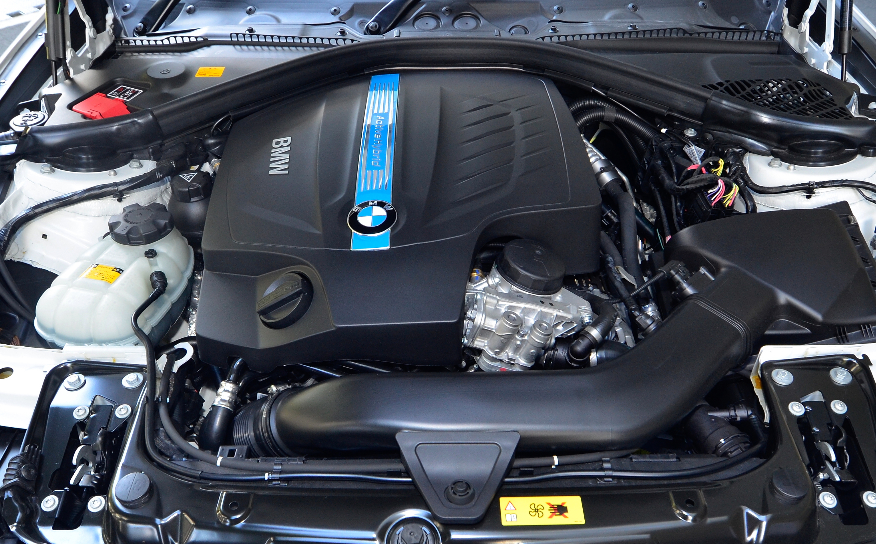 306psの3L直6ターボエンジンに54psのモーターを組み合わせる。システム出力は340ps