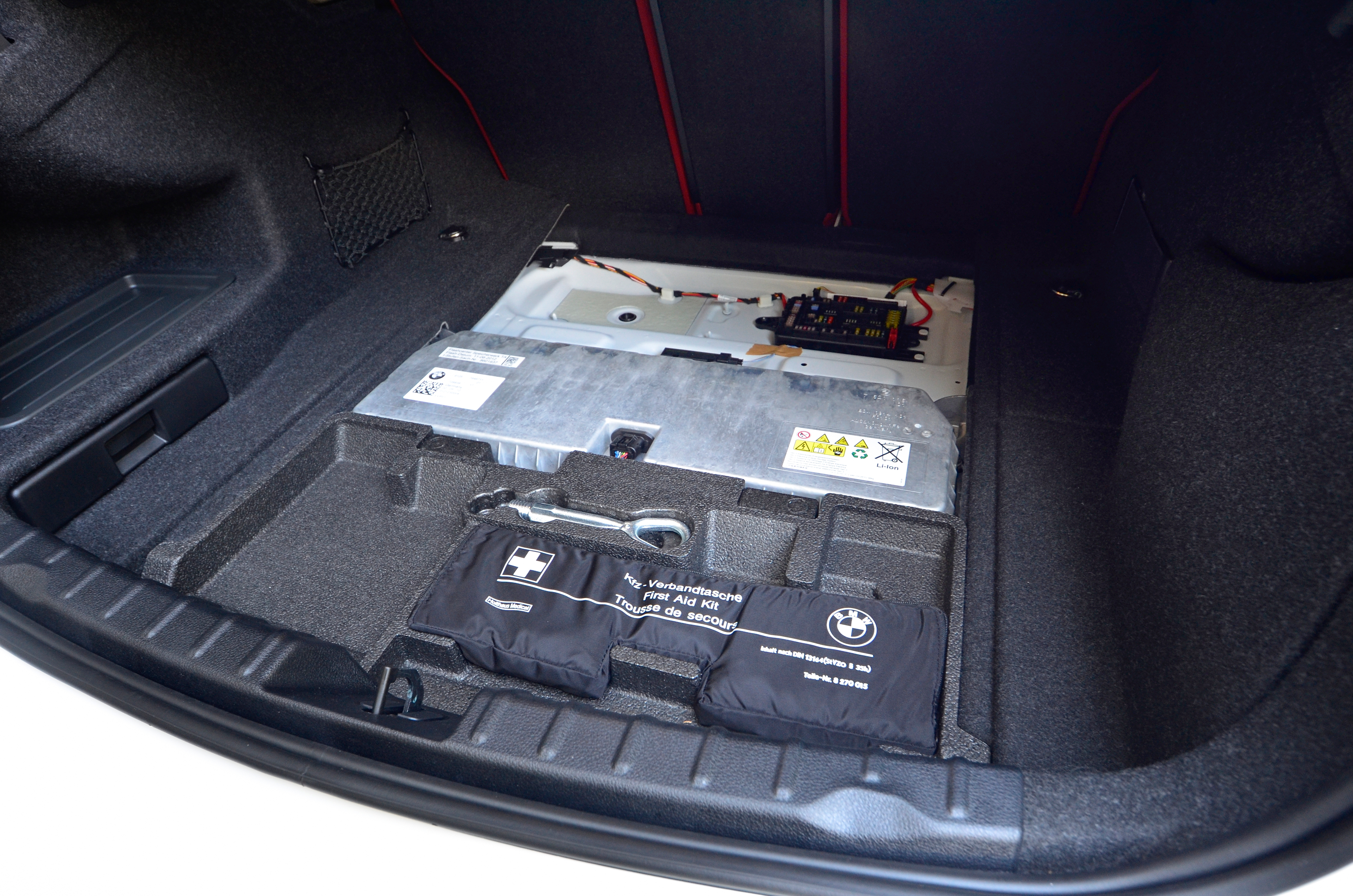 容量1.35kWhのリチウムイオン電池をトランクルームフロアへと床下配置し、リアシートのトランクスルー機能を確保している