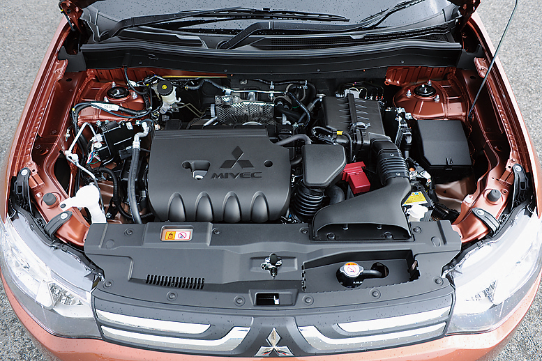 レスポンスがいいぞ2.4L 進化型MIVECエンジンを搭載、アイドリングストップ機能のAS&G採用などで燃費が大幅に向上
